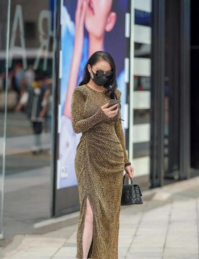 个性|连衣裙体现气质，日常着装的风格显得个性又有型，唯美动人