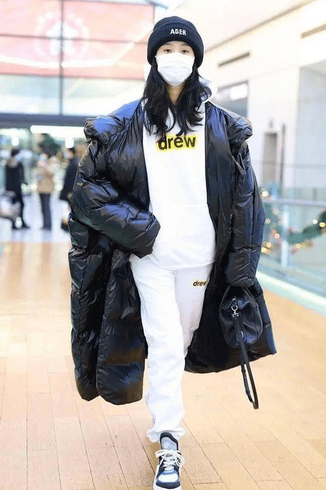 全靠|奚梦瑶是有多怕冷，裹上万元“羽绒被”好臃肿，全靠超模气质在撑
