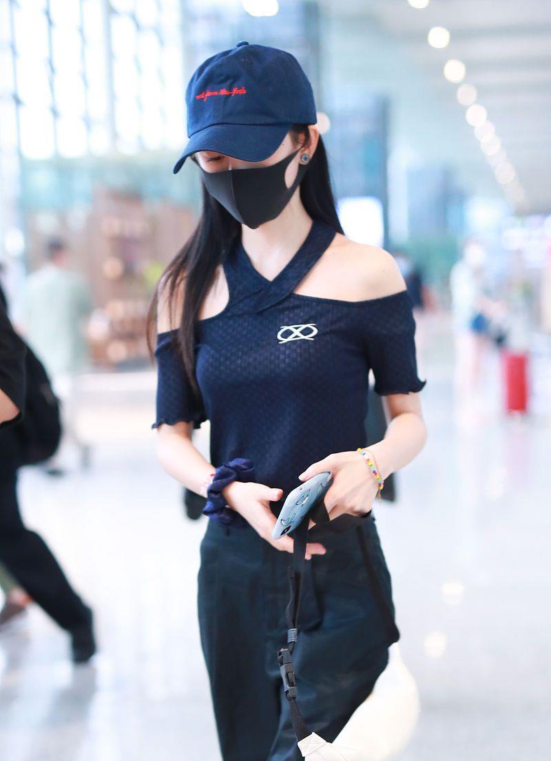 鞠婧祎|鞠婧祎是不是太瘦了，穿黑色服装看着太柔软，像个小孩一样