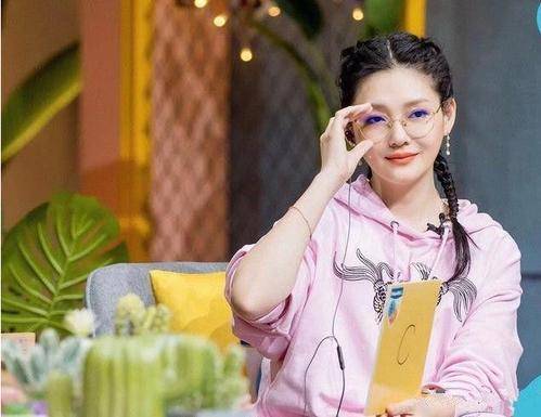 一身|谁说黑色就显瘦，大S穿一身黑还是白肥美，衬得边上汪小菲好苗条