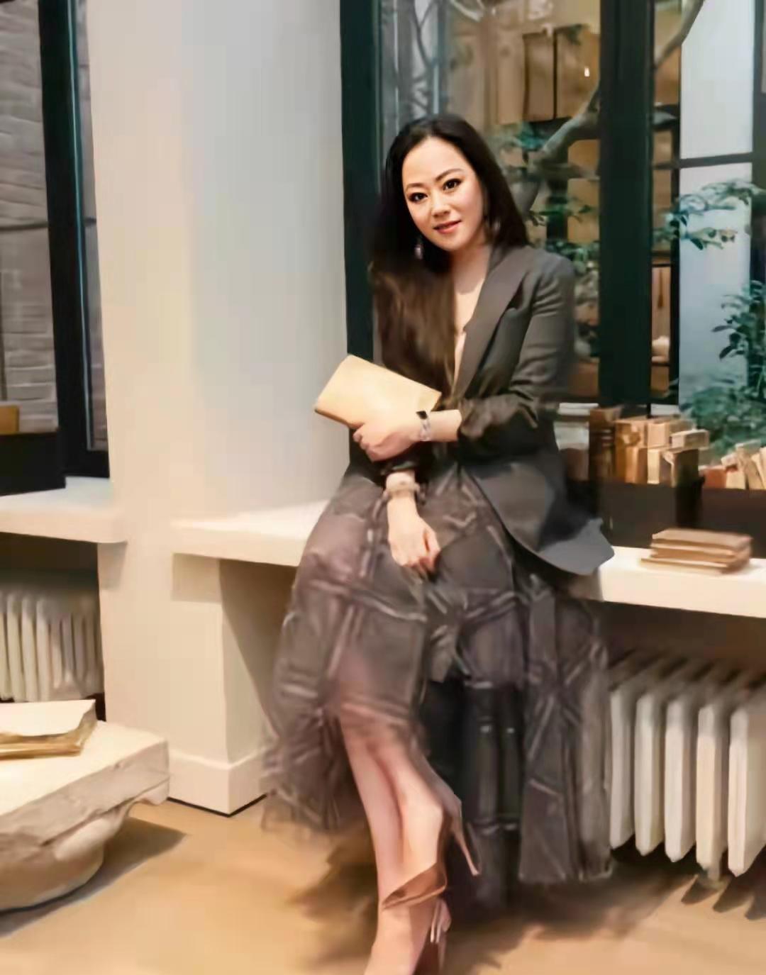 章小蕙|章小蕙真是“富态届”的穿搭典范，西服搭阔腿裤，气质高级好美艳