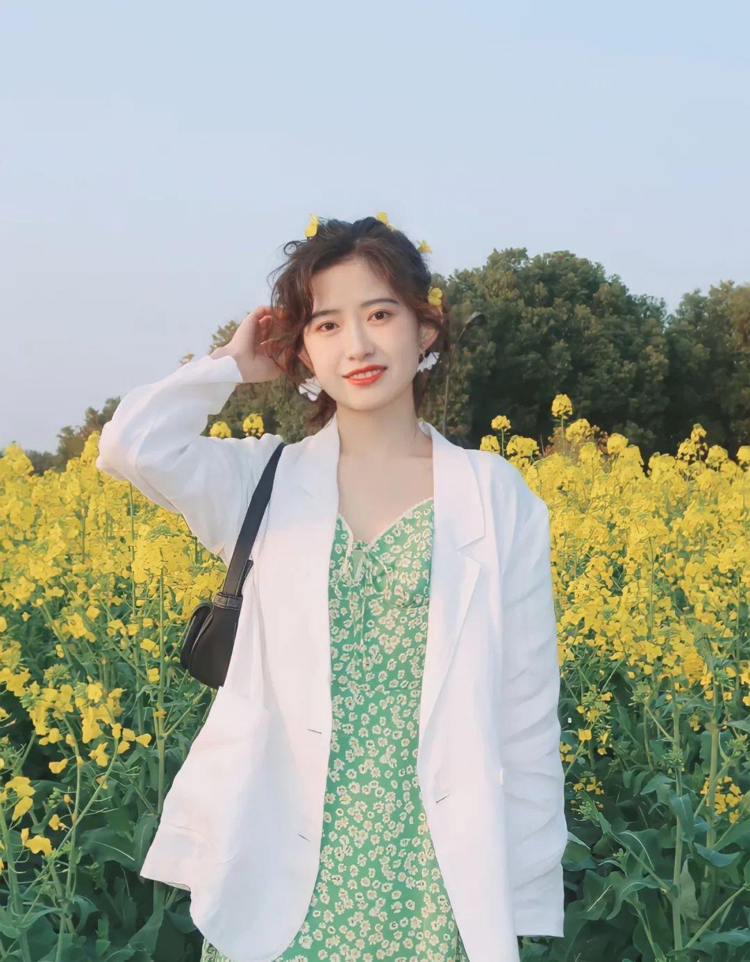 上半身|别穿一身黑了！今夏爆火的“初恋色”穿搭，清新又减龄