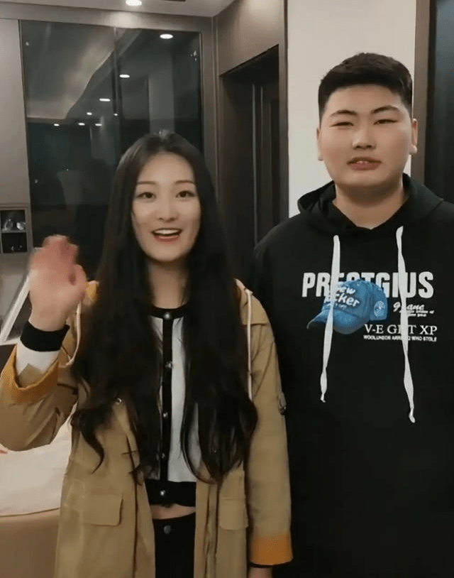 商务|大衣哥开始放飞自我,穿夏衣教儿媳“打靶”,圆滚滚啤酒肚太抢镜