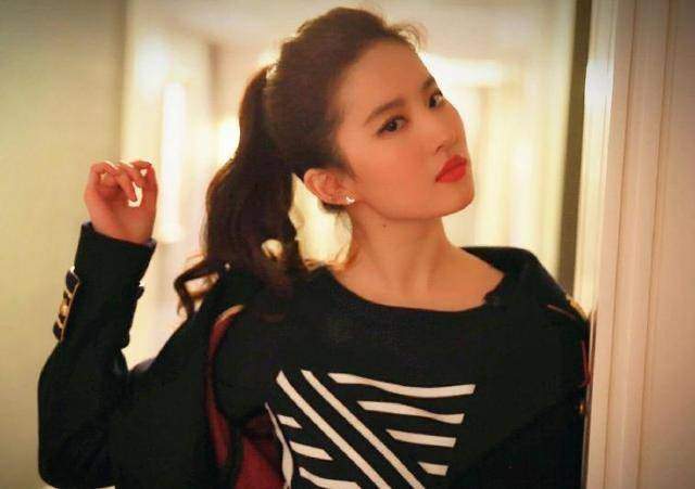 发型|女人扎马尾有讲究，这4个“误区”尽量要避开，显脸大还容易掉发
