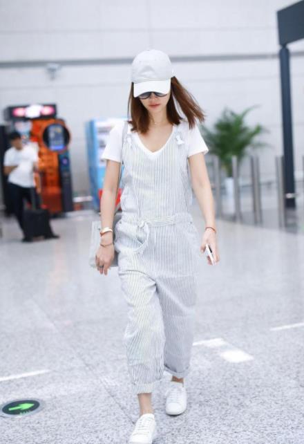 条纹|林心如真的不会老吗，容貌气质没变化，穿起背带裤还是那样青春