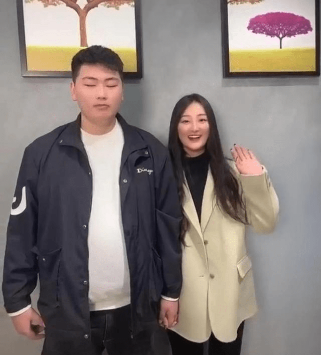 商务|大衣哥开始放飞自我,穿夏衣教儿媳“打靶”,圆滚滚啤酒肚太抢镜