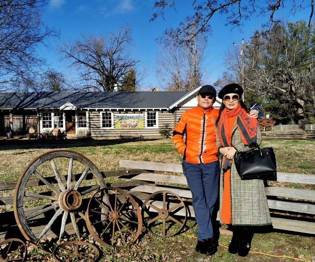 周立波|周立波老婆眼光独到，暗纹外套突出时尚身材，戴英伦礼帽像个贵妇