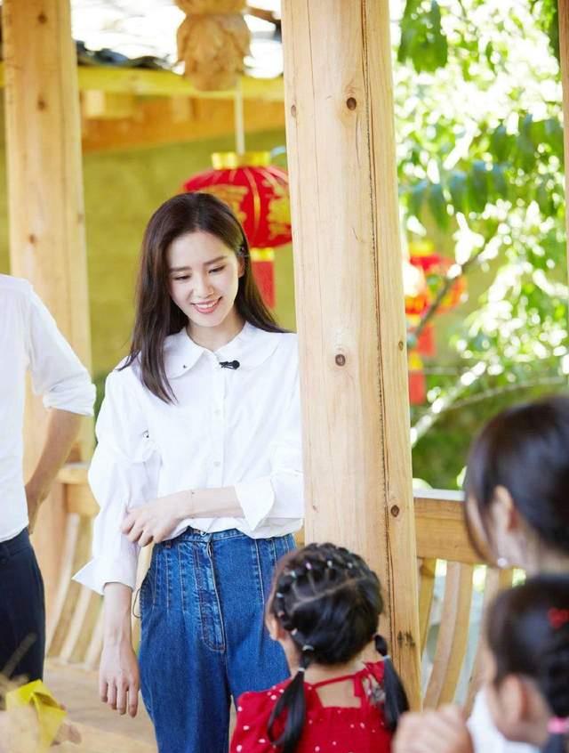 长发|刘诗诗简直是白衬衫女神，简单搭配就很美，网友：美貌颜值大暴击