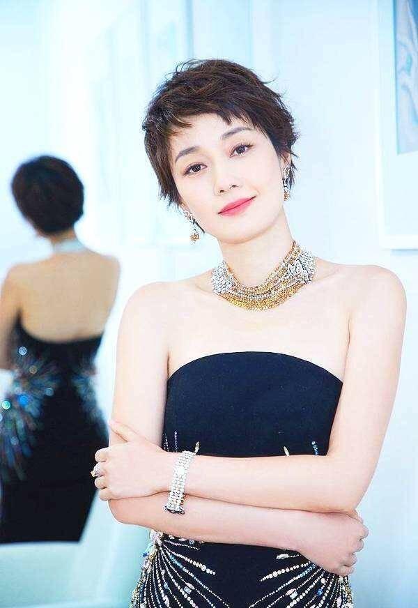 中分|50岁女人别被这4款“大妈发型”迷惑，自以为时髦，其实很土气