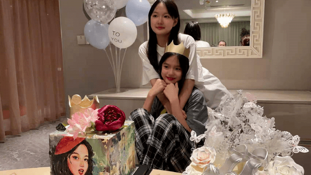 黑色|钟丽缇次女太时尚！13岁就做美甲美貌逆袭，拍大片比小S女儿还酷