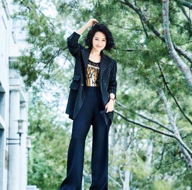 女王|许晴穿针织衫配小黑裤，气质身材依旧不输别人，不愧是时代女王