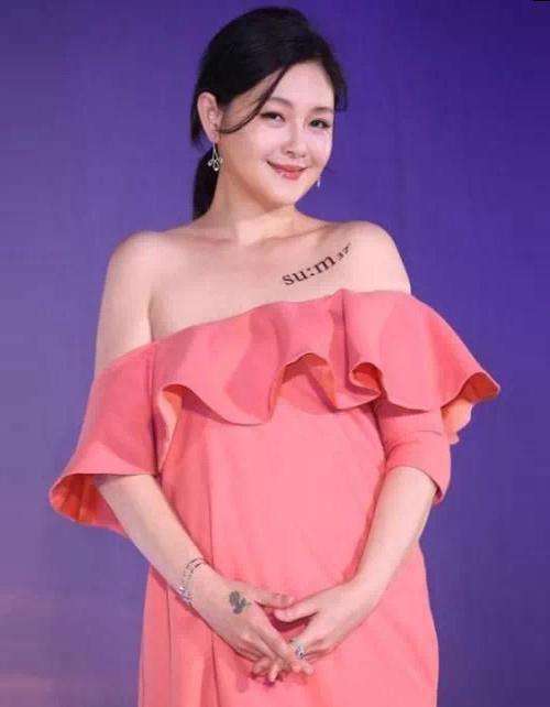 一身|谁说黑色就显瘦，大S穿一身黑还是白肥美，衬得边上汪小菲好苗条