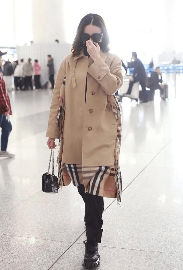 宋佳|女明星用围巾解锁新时尚,董璇当成腰带系,宋佳直接缝在风衣上