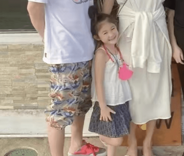 休闲风|陈冠希近照帅回小鲜肉！女儿继承妈妈超模基因，才4岁就背香奈儿