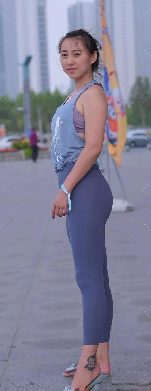 脖子|白色短袖凉爽舒适,粉红色瑜伽裤尽显小女人气质,造型可爱
