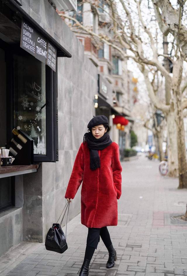 羊羔|真正讲究的女人，穿大衣很少配牛仔裤，像三木博主这样穿，更优雅