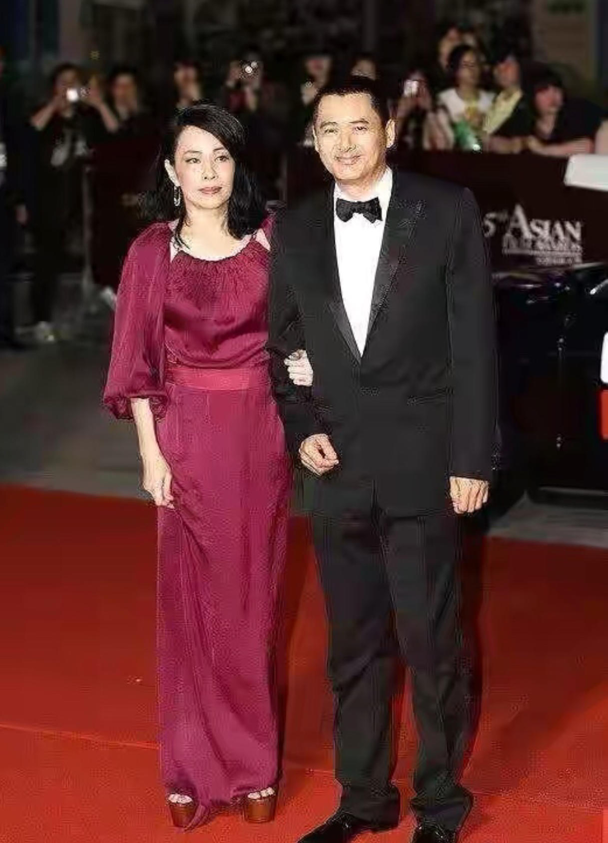 大金|周润发夫妇罕见同框，发嫂穿白西装配大金链子，梳背头真有阔太范