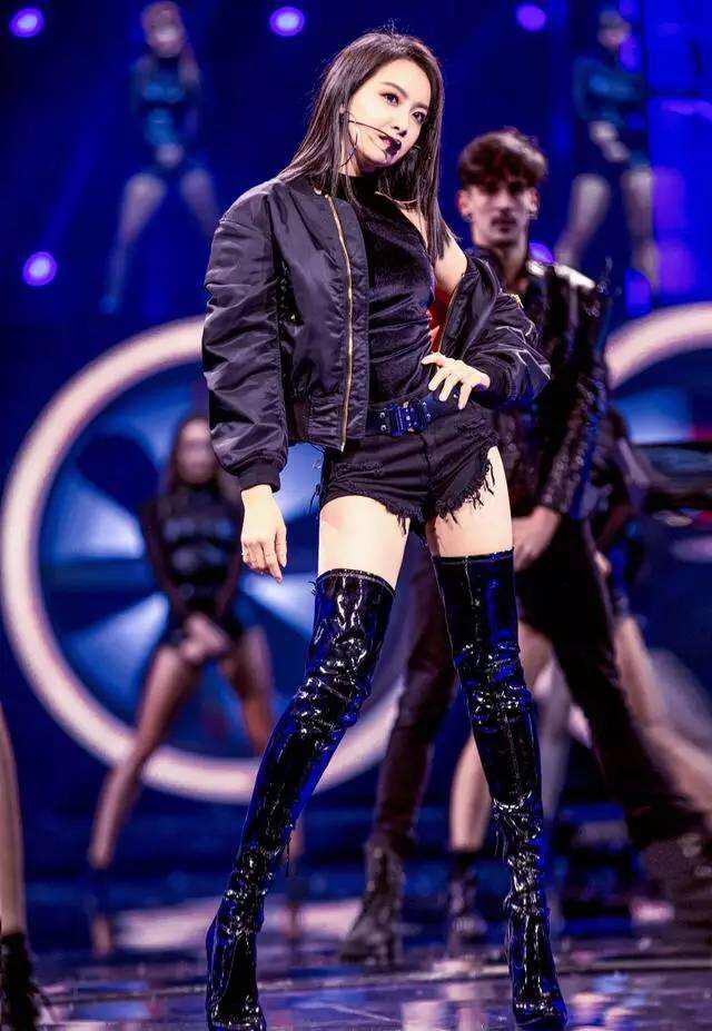 显得|金鹰女神宋茜是个“靴子控”，不管搭裙子还是裤子，时髦又显腿长