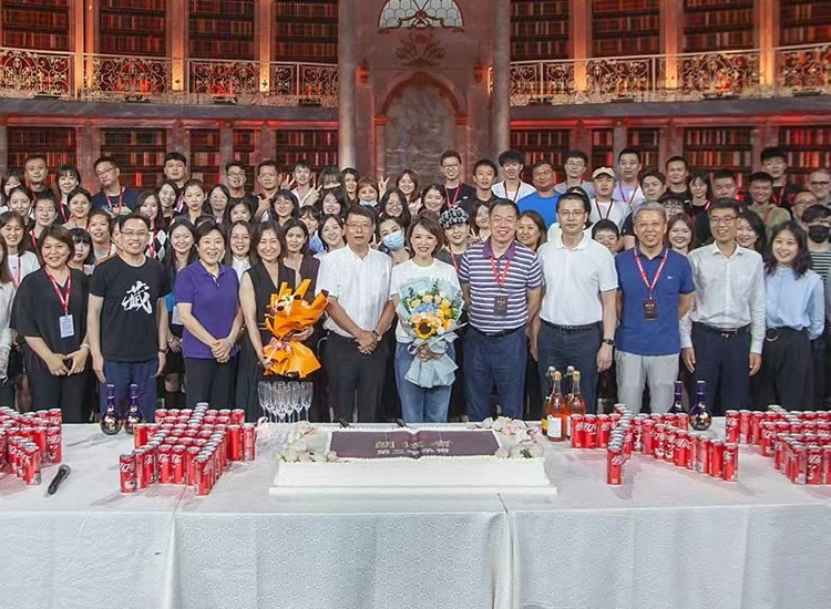 身材|董卿《朗读者3》杀青照曝光!手捧鲜花站C位,打扮朴素好接地气