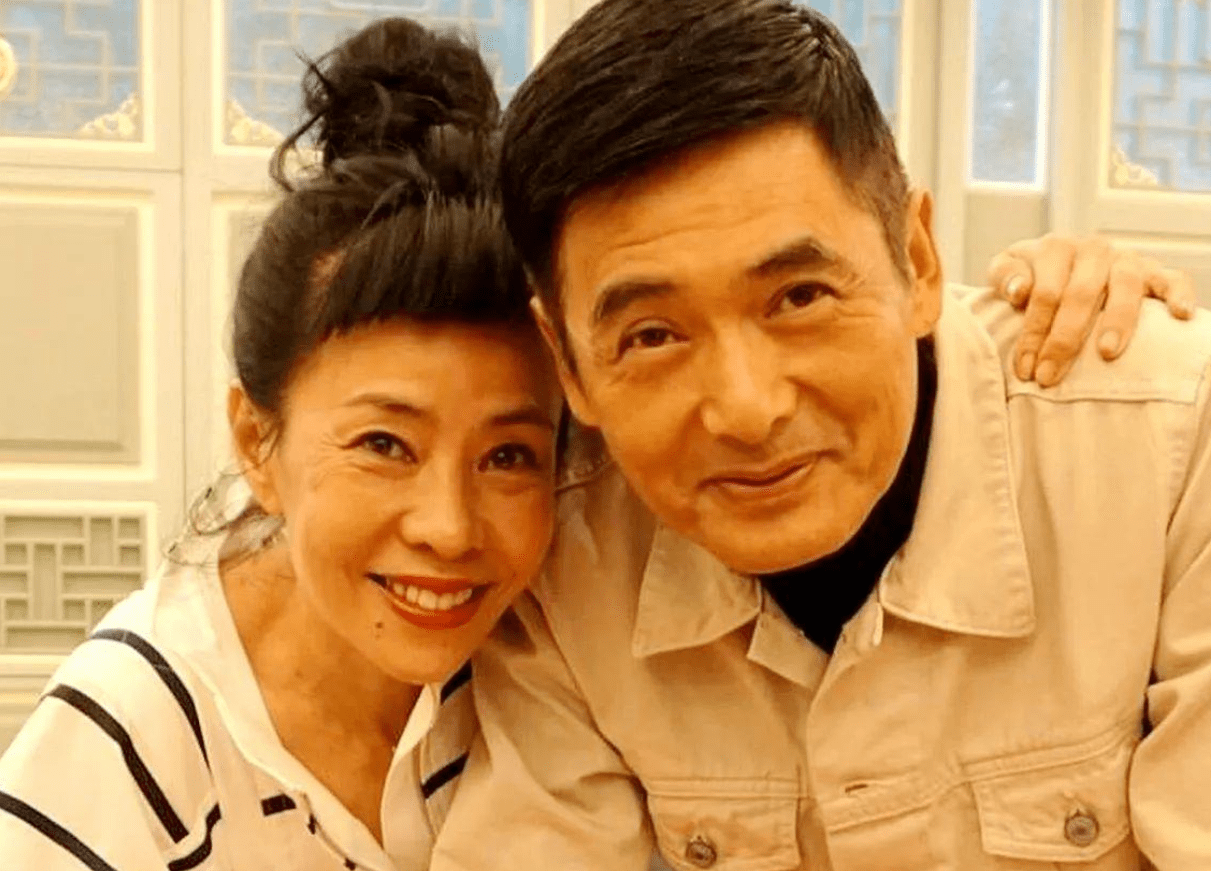 大金|周润发夫妇罕见同框，发嫂穿白西装配大金链子，梳背头真有阔太范