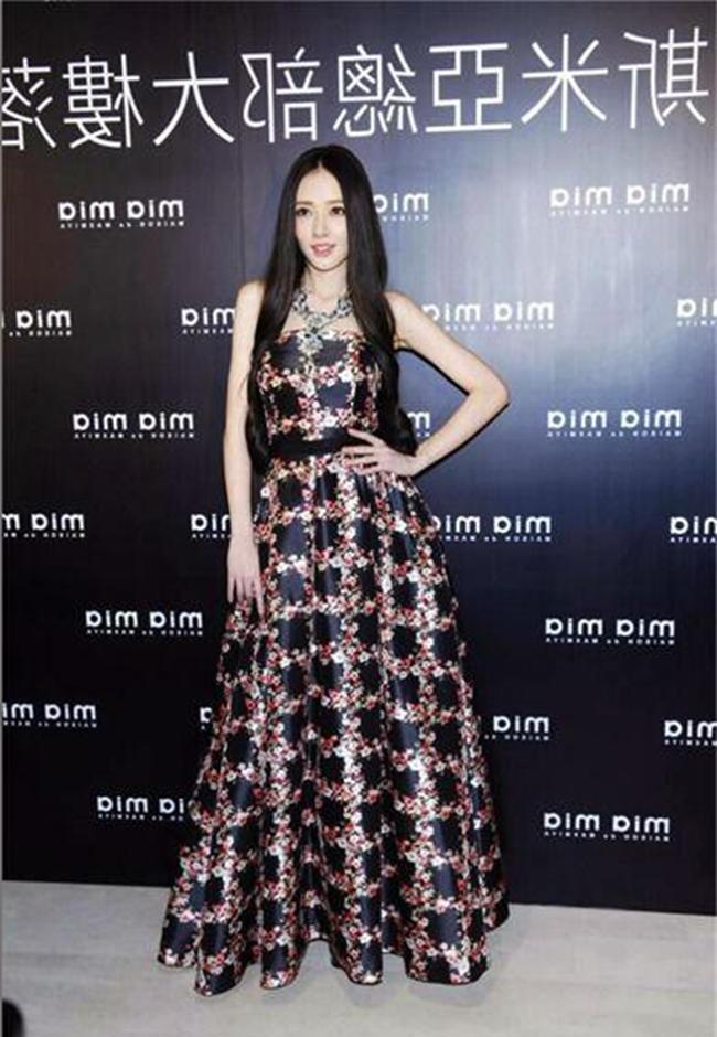 卫衣|郭碧婷的气质“辣妈界扛把子”，穿印花礼服华丽高级，时髦大气