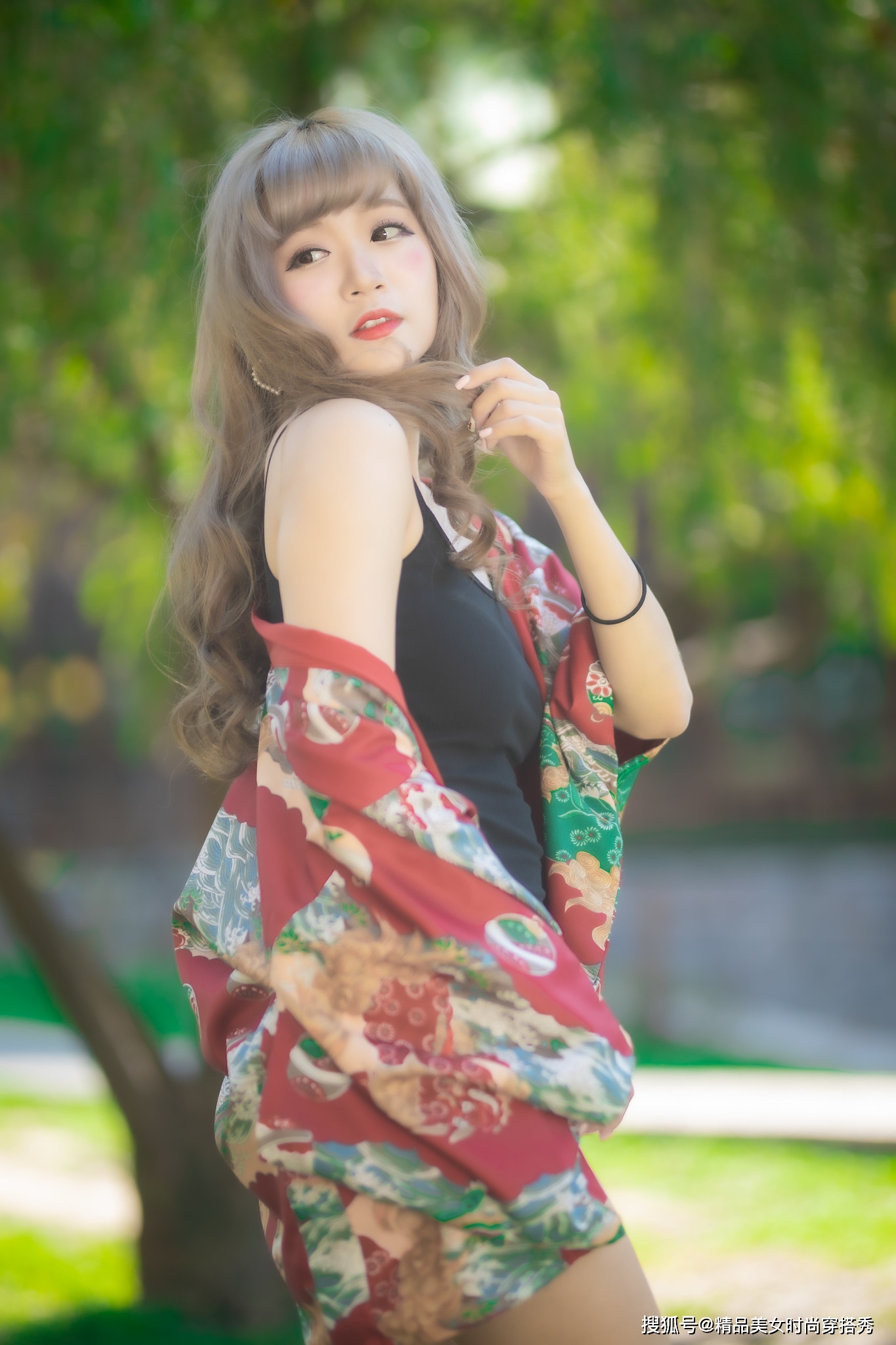 吊带|黑色配红色,既能当防晒衫也能穿出时尚感,美美哒永不过时