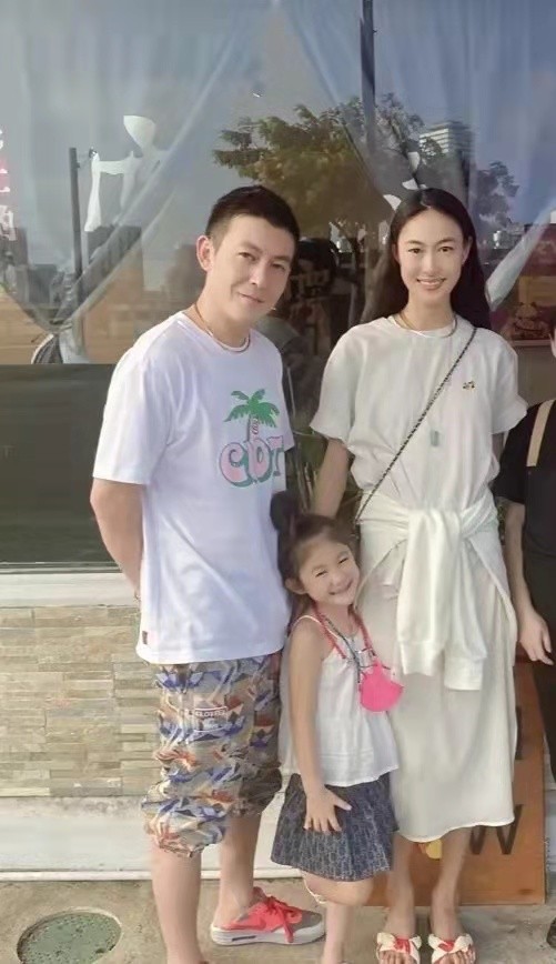 休闲风|陈冠希近照帅回小鲜肉！女儿继承妈妈超模基因，才4岁就背香奈儿