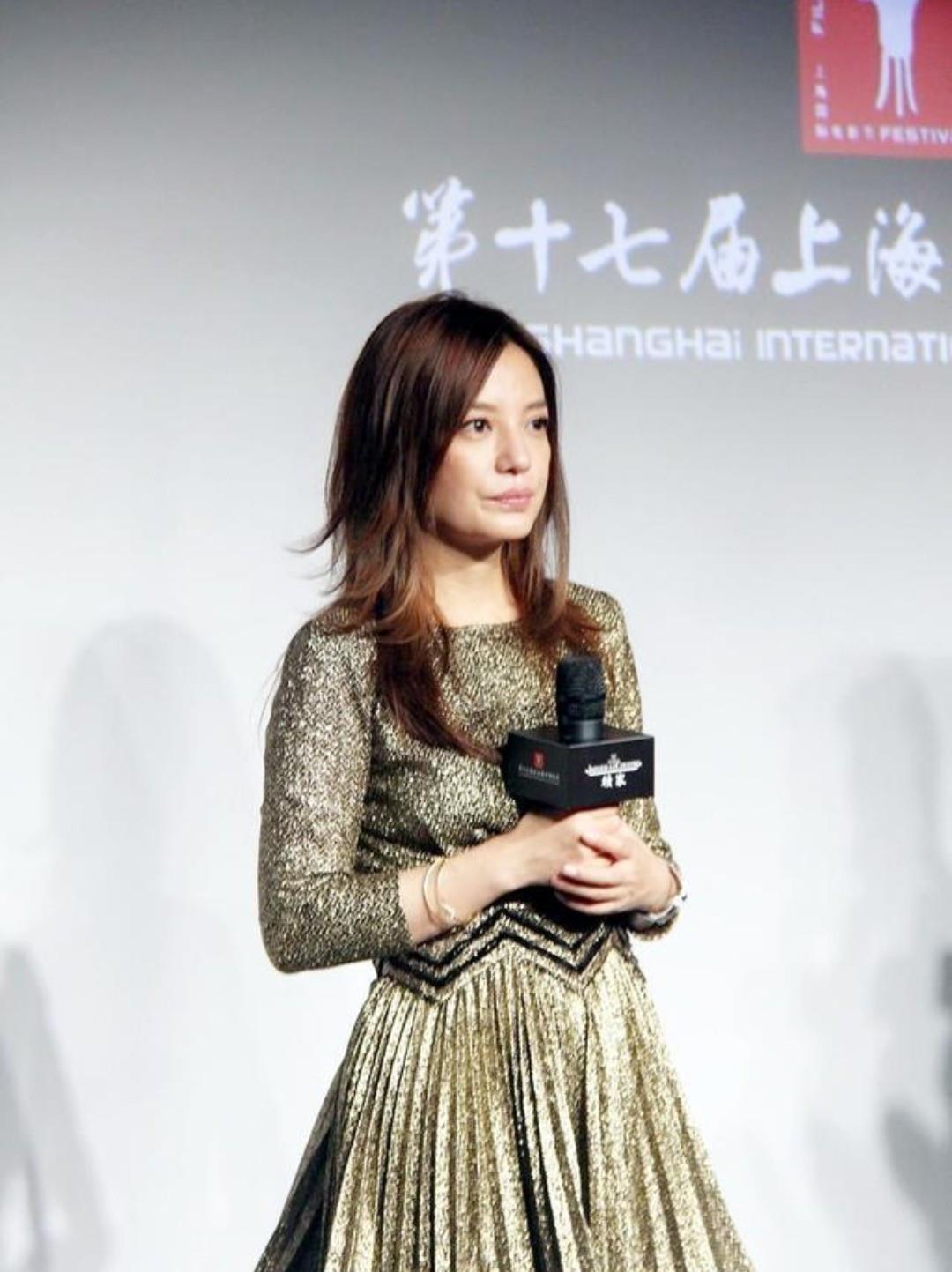 亮点|赵薇穿反光连衣裙亮相，这状态真不是年轻小花能比的，气质无敌