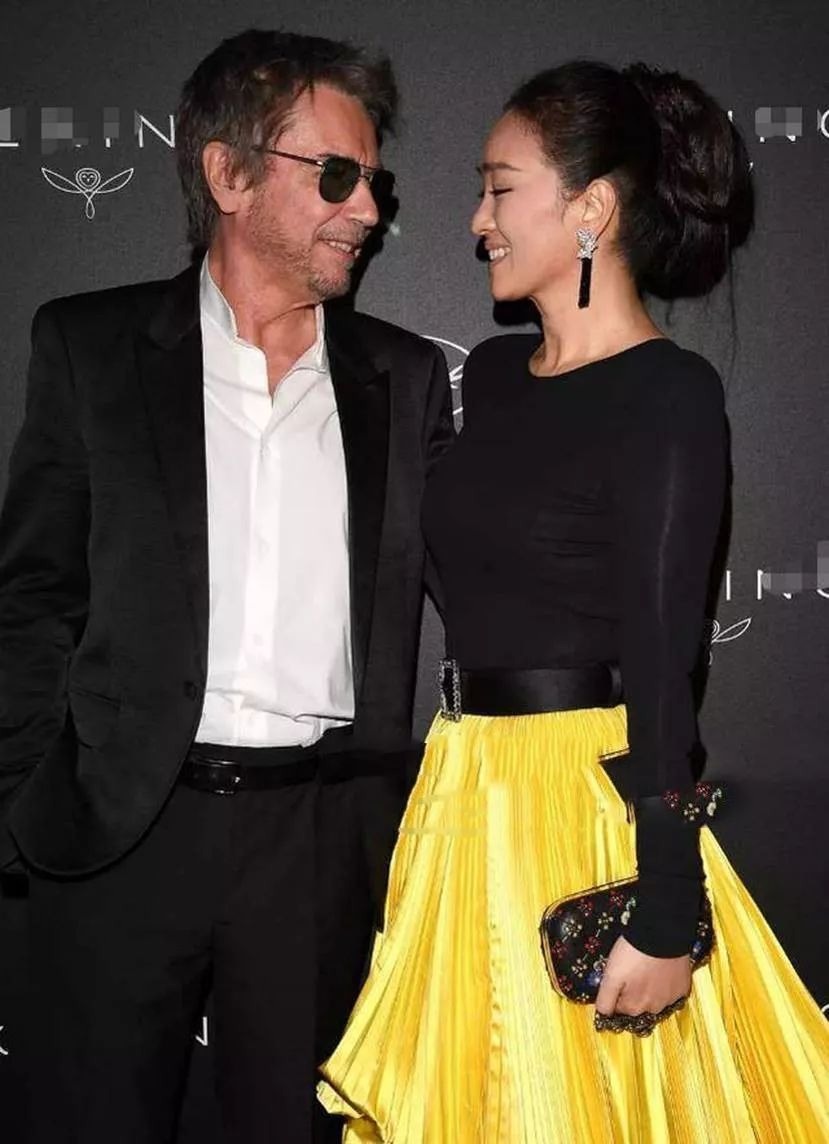黑色|巩俐才是气质美女里yyds！黑色上衣搭配白色半身裙腿太长，超抢镜