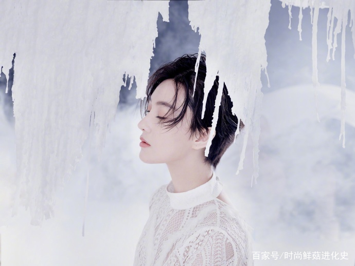 发型|32岁张馨予果然适合短发！冰雪妆容晶莹剔透，白色西装美出新高度