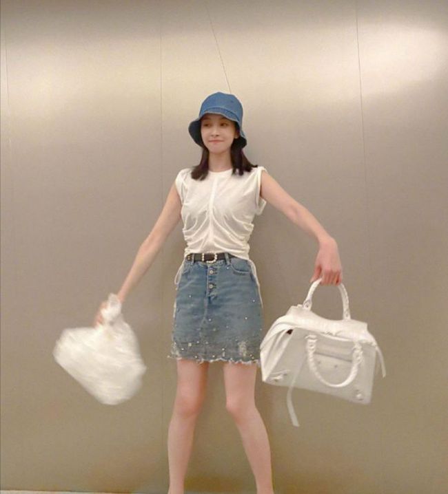 宋茜白色连体裤穿搭,时尚又漂亮!