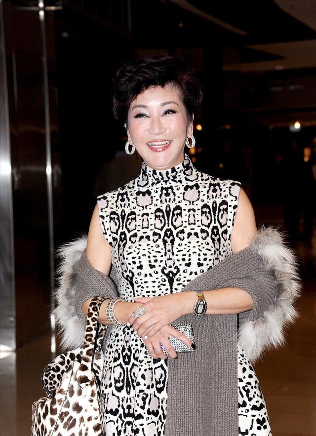 整体|谢霆锋妈妈69岁还是很有气质，穿搭端庄优雅贵气，不愧是豪门阔太