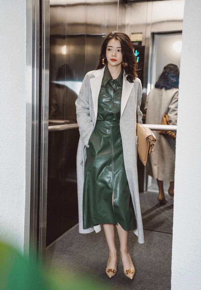 羊羔|真正讲究的女人，穿大衣很少配牛仔裤，像三木博主这样穿，更优雅