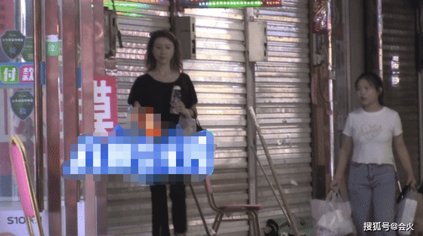黑色|金巧巧夜市扫货被偷拍，手臂纤细比助理瘦一圈，买国产品牌接地气