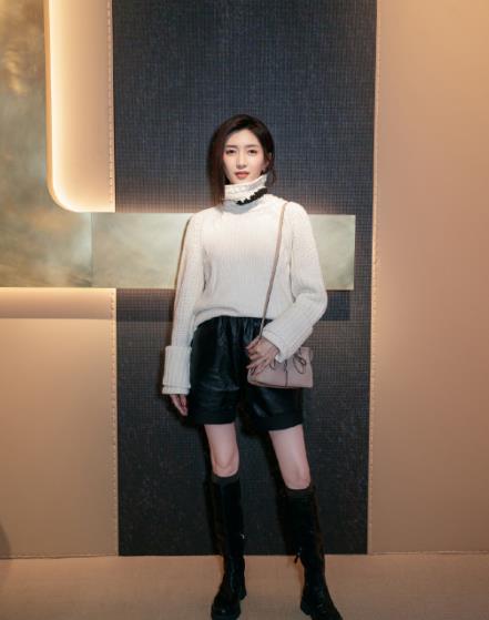曲线|江疏影粉色衬衫好温柔，搭配漆皮红裙更气质，小腿曲线太真实