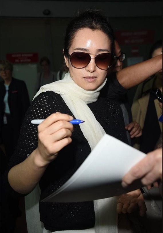 黑色|巩俐才是气质美女里yyds！黑色上衣搭配白色半身裙腿太长，超抢镜