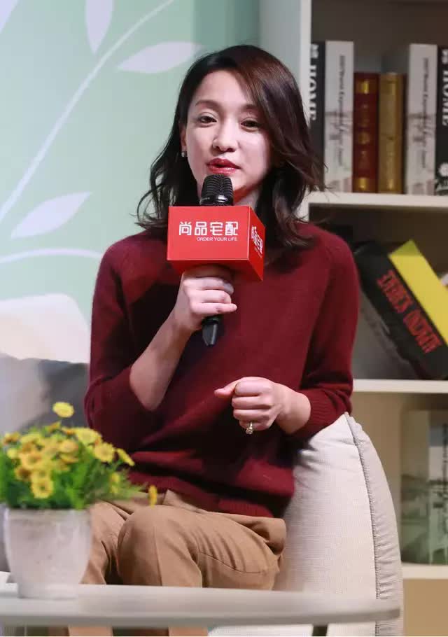 刘海|周迅这造型让人不敢认，狗啃刘海配大浓妆太媚惑，灵气全都不见了