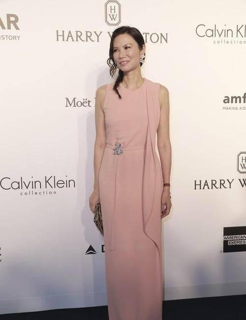 小姑娘|邓文迪真有自信!连粉嫩“章鱼裙”也敢挑战,一般小姑娘都不敢穿