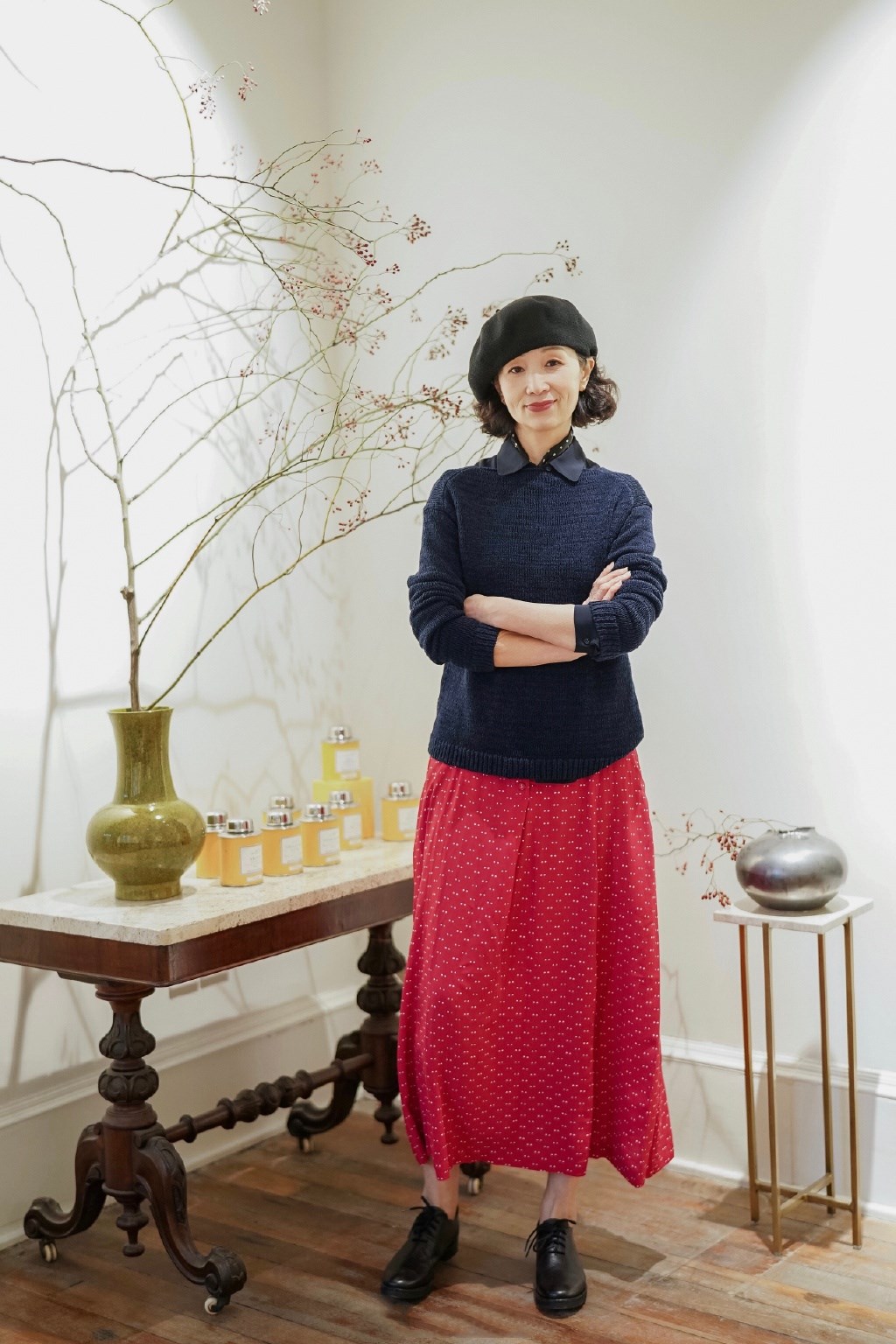 身材|潘虹无惧变老,素颜配“奶奶裙”出席活动,有皱纹也不影响气质美