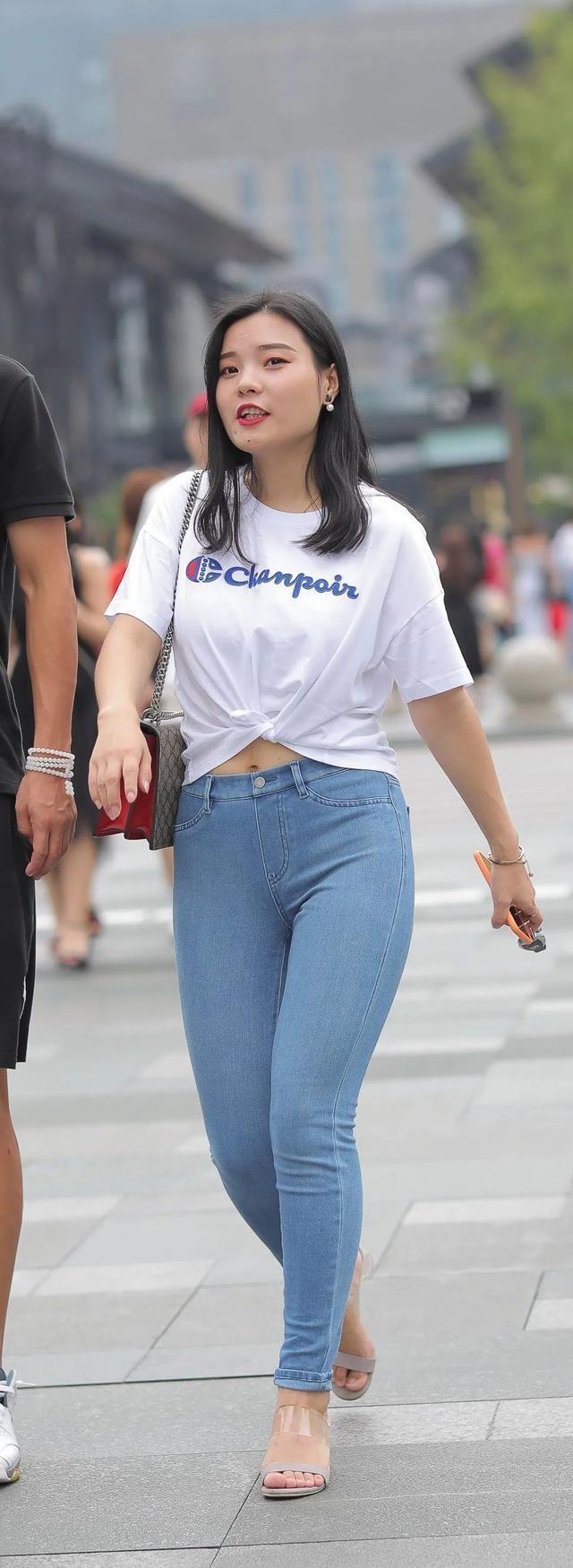 黑色|腿型修长的打底裤美女，个性耐看值得借鉴，还是短靴