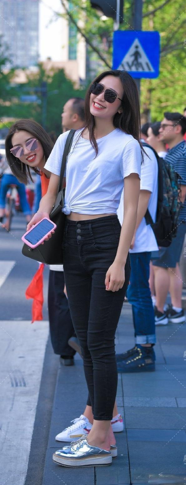 漂亮|气质女孩穿着褶边上衣，看起来像仙女