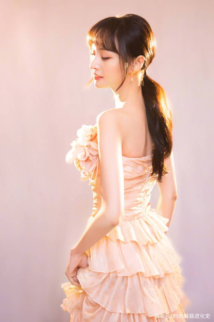 整体|28岁郑爽也太瘦了！千层蛋糕裙很美，无奈腰身撑不起裙子，全是褶