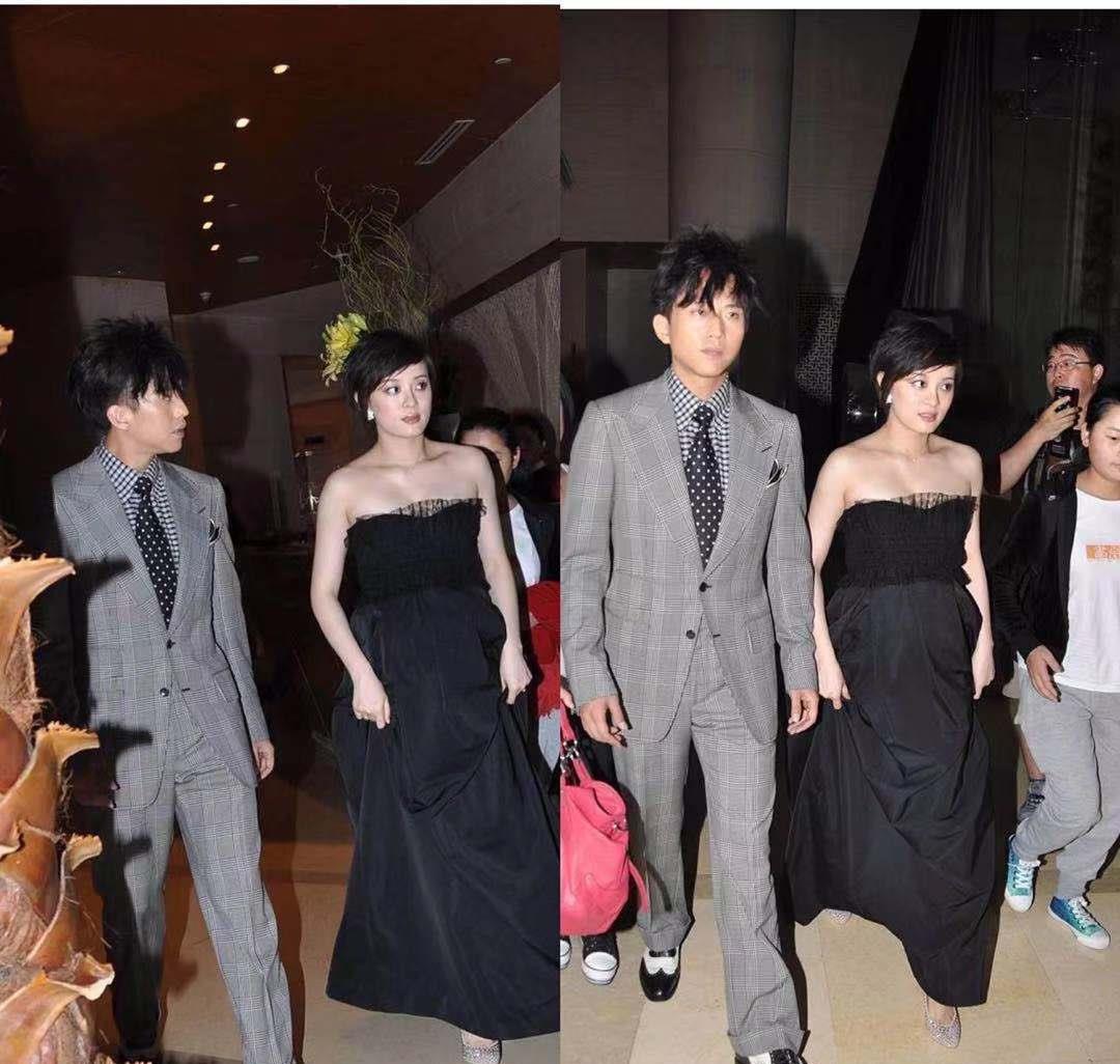 颜色|邓超在老婆孙俪的身边像个大男孩，手挽孙俪，笑的好幸福