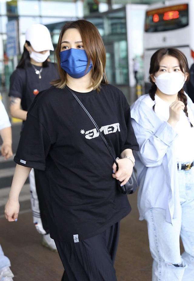 整体|阿娇穿黑色T恤配长裤，很好地隐藏了自己的肥肉，气质美得出尘
