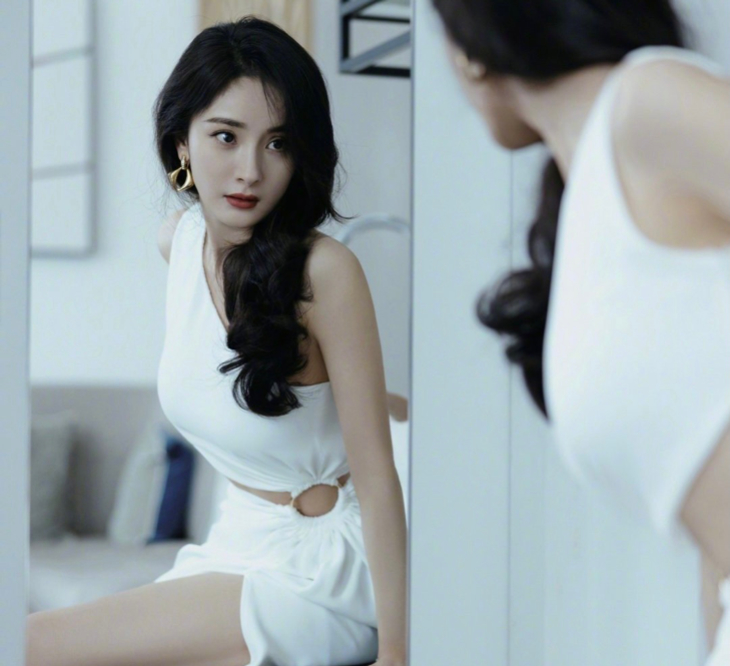 晚礼服|杨幂穿白色长裙出席活动，本以为腿够美了，没想到“奶油腰”更绝