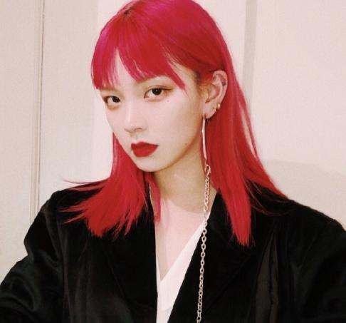 小白|直爽帅气的穿衣风格搭配一双中筒的靴子很有大家风范