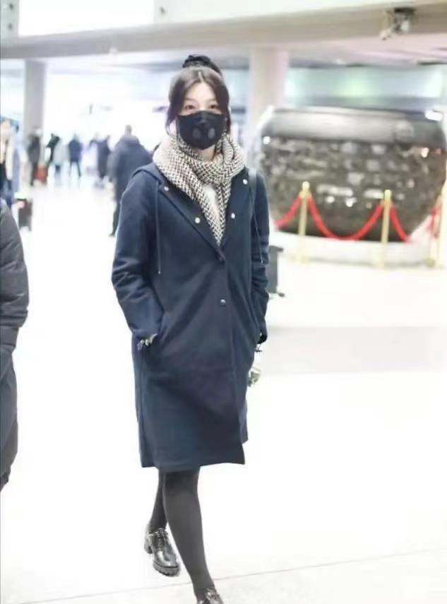马尾|陈妍希当妈后身材依然苗条，穿黑色大衣也不臃肿，初恋脸真清纯