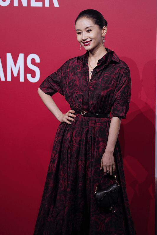 颜色|看不出王子文已经当妈了，虽然裙子颜色显老，但看身材还有少女样