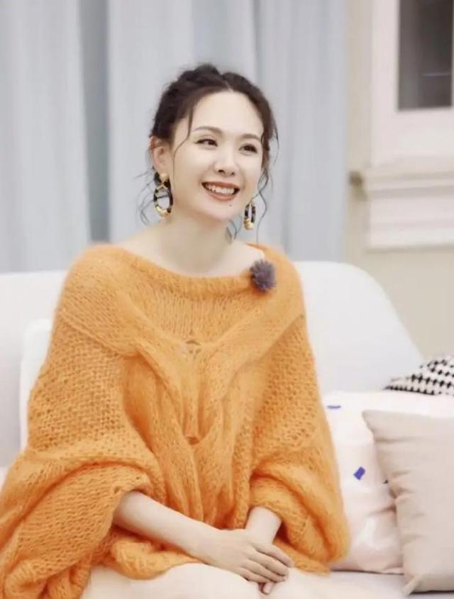 身材|蓝灰色条纹衫配牛仔裤，穿得简单看着舒服，整个造型清清爽爽的，穿去上班也
