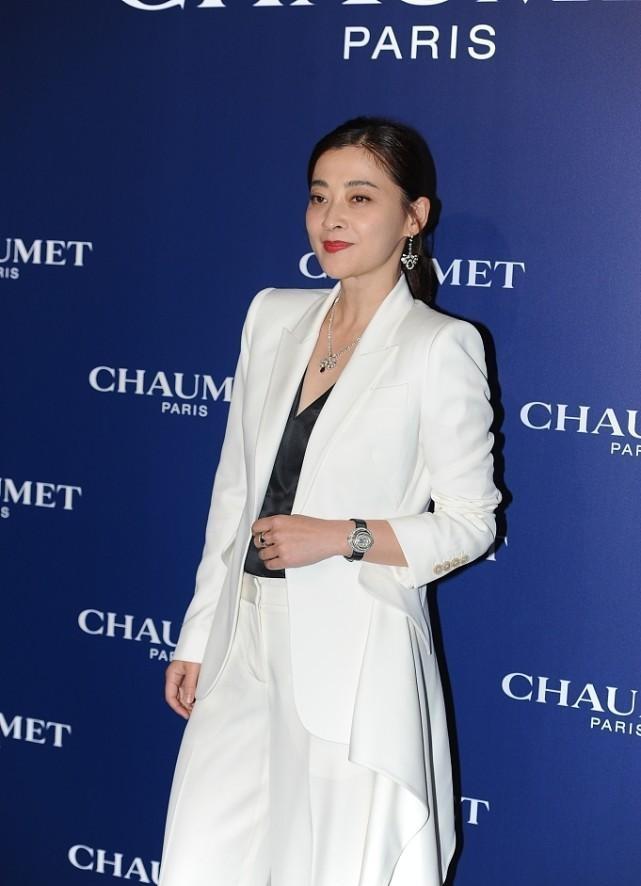 黑色|自然老去的女人也挺漂亮，梅婷虽然笑起来有皱纹，但状态很自然